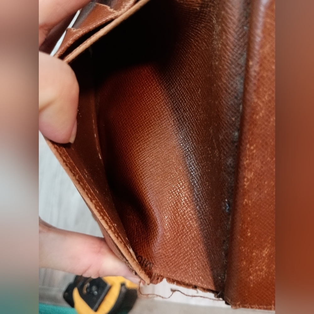 LOUIS VUITTON French Kisslock Wallet | Monogram - Picture 11 of 16